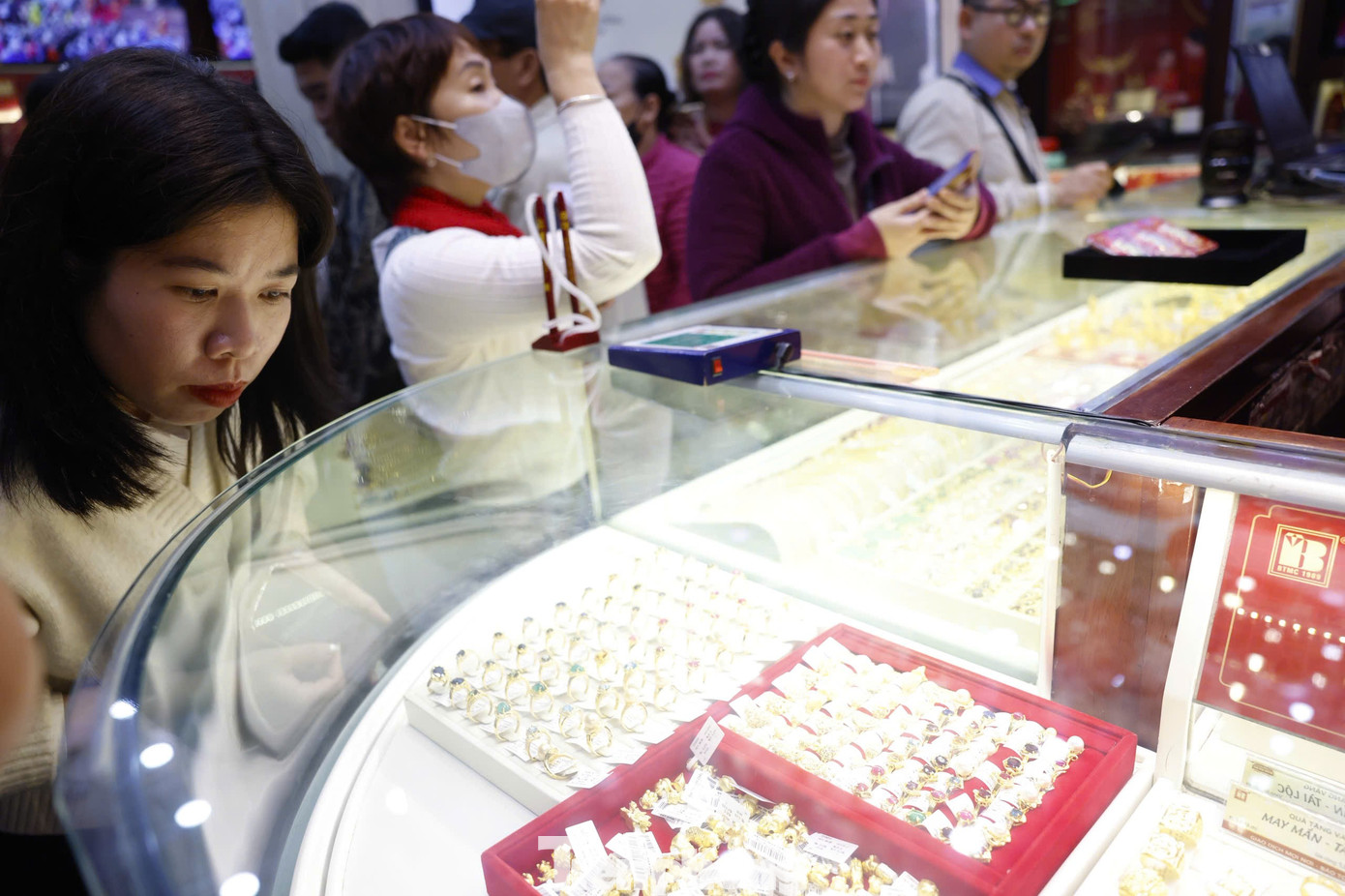 Chiến sự Trung Đ&ocirc;ng: Nh&agrave; đầu tư thận trọng, tr&aacute;nh chạy theo c&uacute; tăng ngắn hạn của gi&aacute; v&agrave;ng- Ảnh 1.