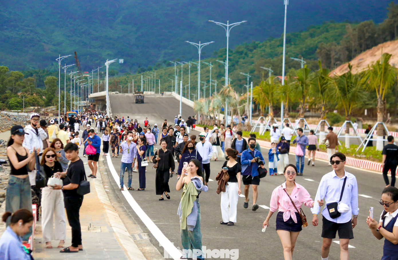 Giới trẻ đổ về tọa độ 'sống ảo' mới dưới ch&acirc;n đ&egrave;o Hải V&acirc;n- Ảnh 2.