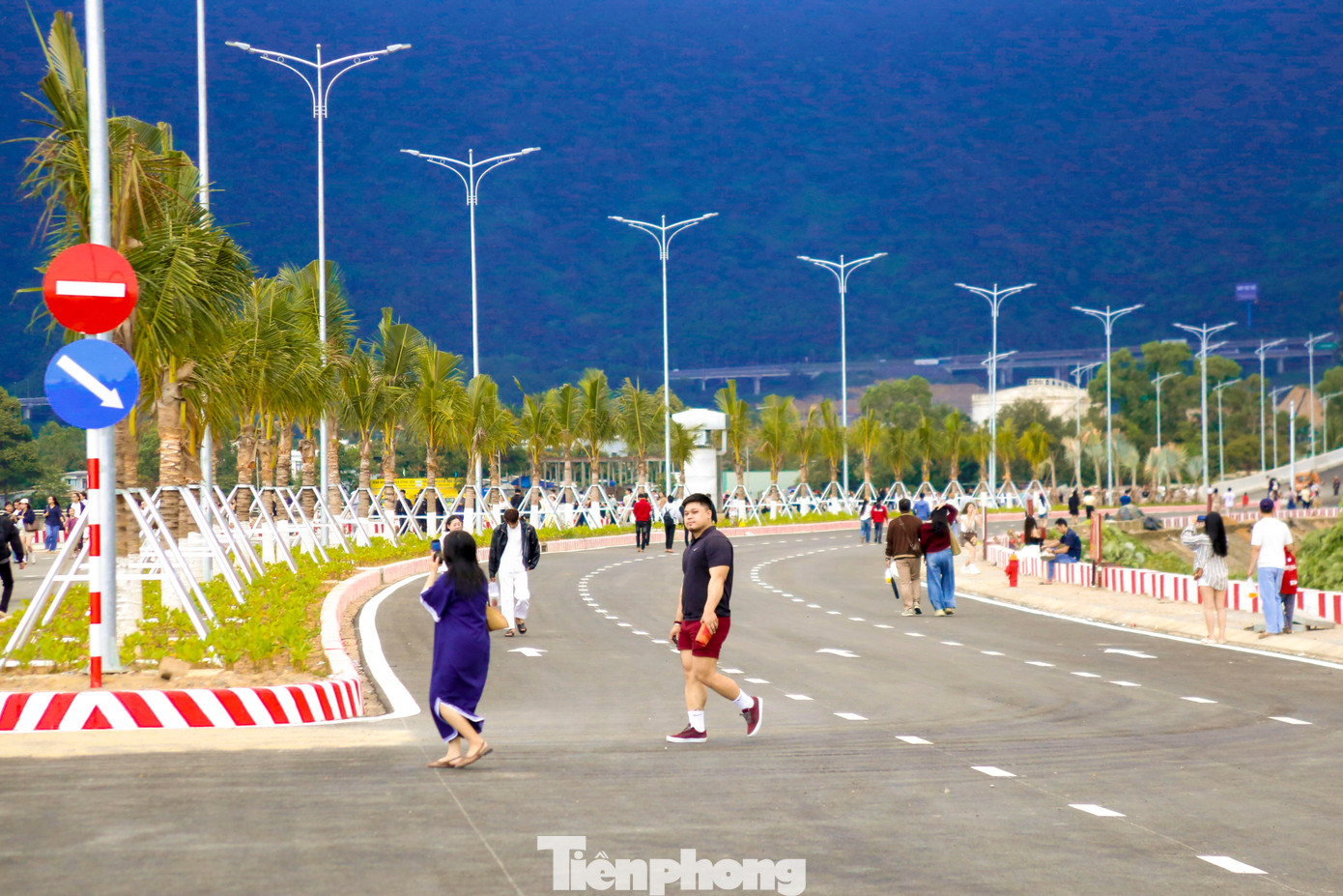 Giới trẻ đổ về tọa độ 'sống ảo' mới dưới ch&acirc;n đ&egrave;o Hải V&acirc;n- Ảnh 12.