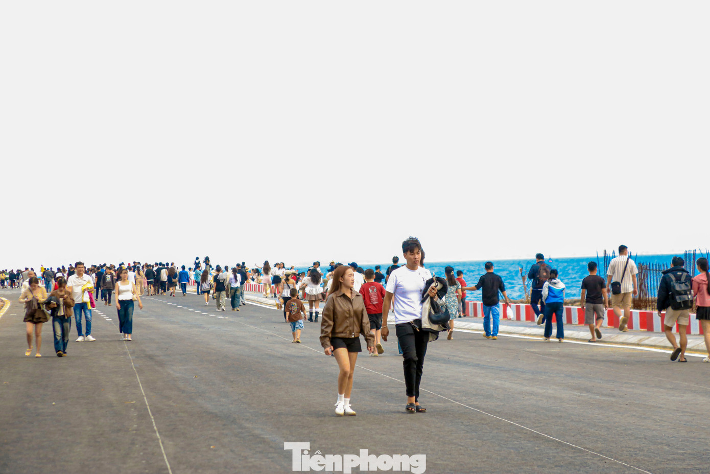 Giới trẻ đổ về tọa độ 'sống ảo' mới dưới ch&acirc;n đ&egrave;o Hải V&acirc;n- Ảnh 1.