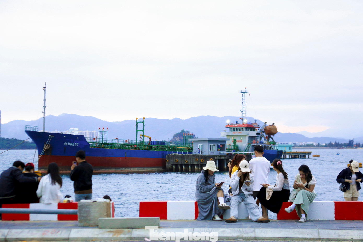 Giới trẻ đổ về tọa độ 'sống ảo' mới dưới ch&acirc;n đ&egrave;o Hải V&acirc;n- Ảnh 13.