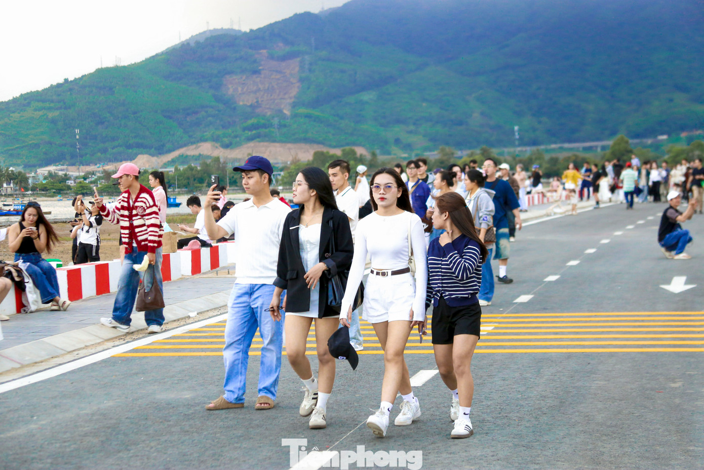 Giới trẻ đổ về tọa độ 'sống ảo' mới dưới ch&acirc;n đ&egrave;o Hải V&acirc;n- Ảnh 11.