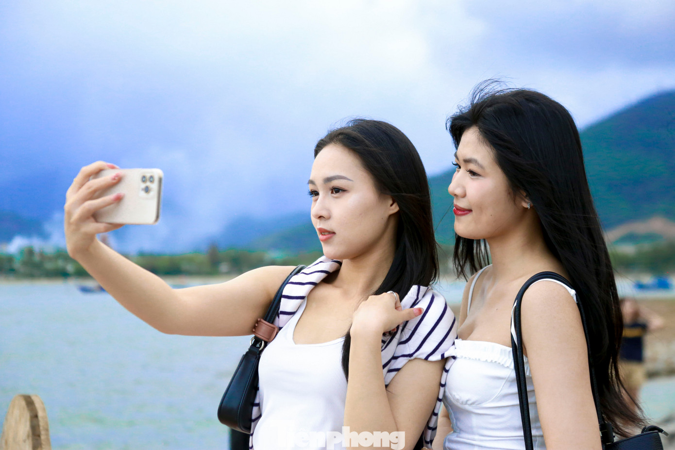 Giới trẻ đổ về tọa độ 'sống ảo' mới dưới ch&acirc;n đ&egrave;o Hải V&acirc;n- Ảnh 4.