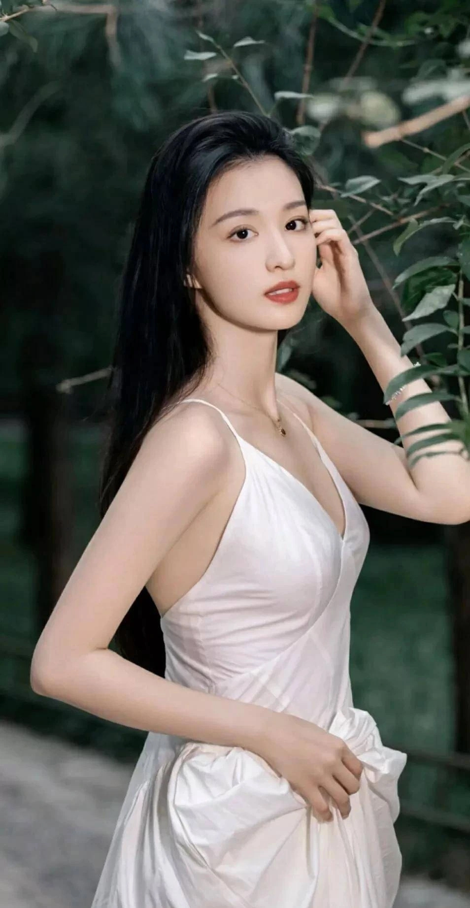 ''Tiểu Lưu Diệc Phi'' da trắng mịn kh&ocirc;ng t&igrave; vết, mềm mọng collagen bất chấp thường xuy&ecirc;n trang điểm đậm nhờ mẹo phục hồi da vạn người nổi tiếng đều m&ecirc;- Ảnh 2.