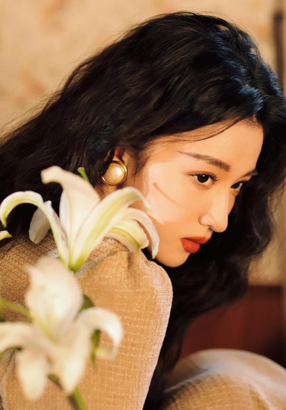 ''Tiểu Lưu Diệc Phi'' da trắng mịn kh&ocirc;ng t&igrave; vết, mềm mọng collagen bất chấp thường xuy&ecirc;n trang điểm đậm nhờ mẹo phục hồi da vạn người nổi tiếng đều m&ecirc;- Ảnh 6.