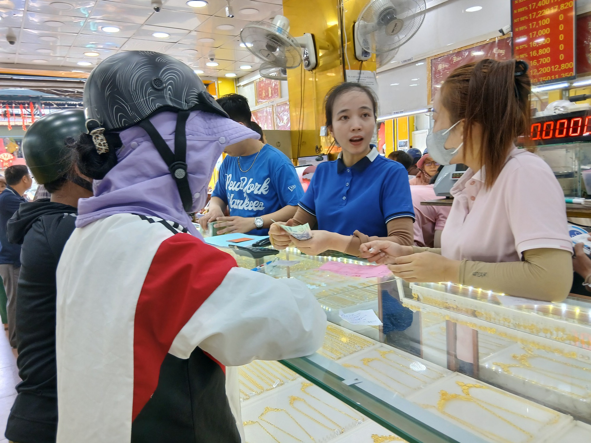 Chiều 2-3, giá vàng miếng SJC vượt 190 triệu đồng/lượng- Ảnh 1. Chiều 2-3, giá vàng miếng SJC vượt 190 triệu đồng/lượng- Ảnh 1.