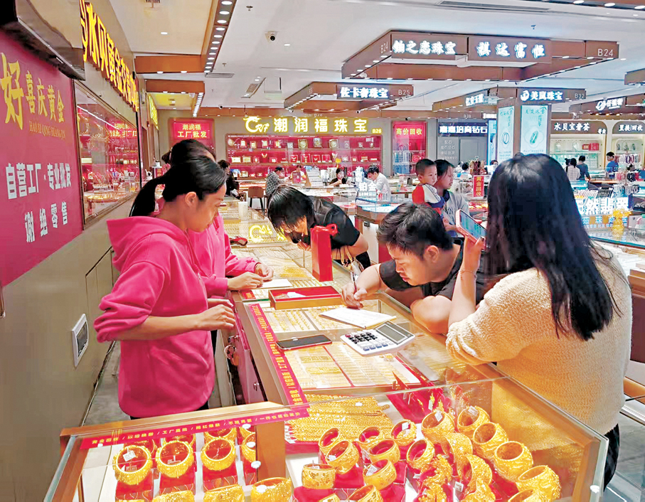 Quyết t&acirc;m mua v&agrave;ng: Khi c&aacute;c &ldquo;b&agrave; d&igrave;&rdquo; quanh năm lo việc bếp n&uacute;c đầu tư, kiến thức &ldquo;bằng 0&rdquo; vẫn khiến khối người phải nể!- Ảnh 2.