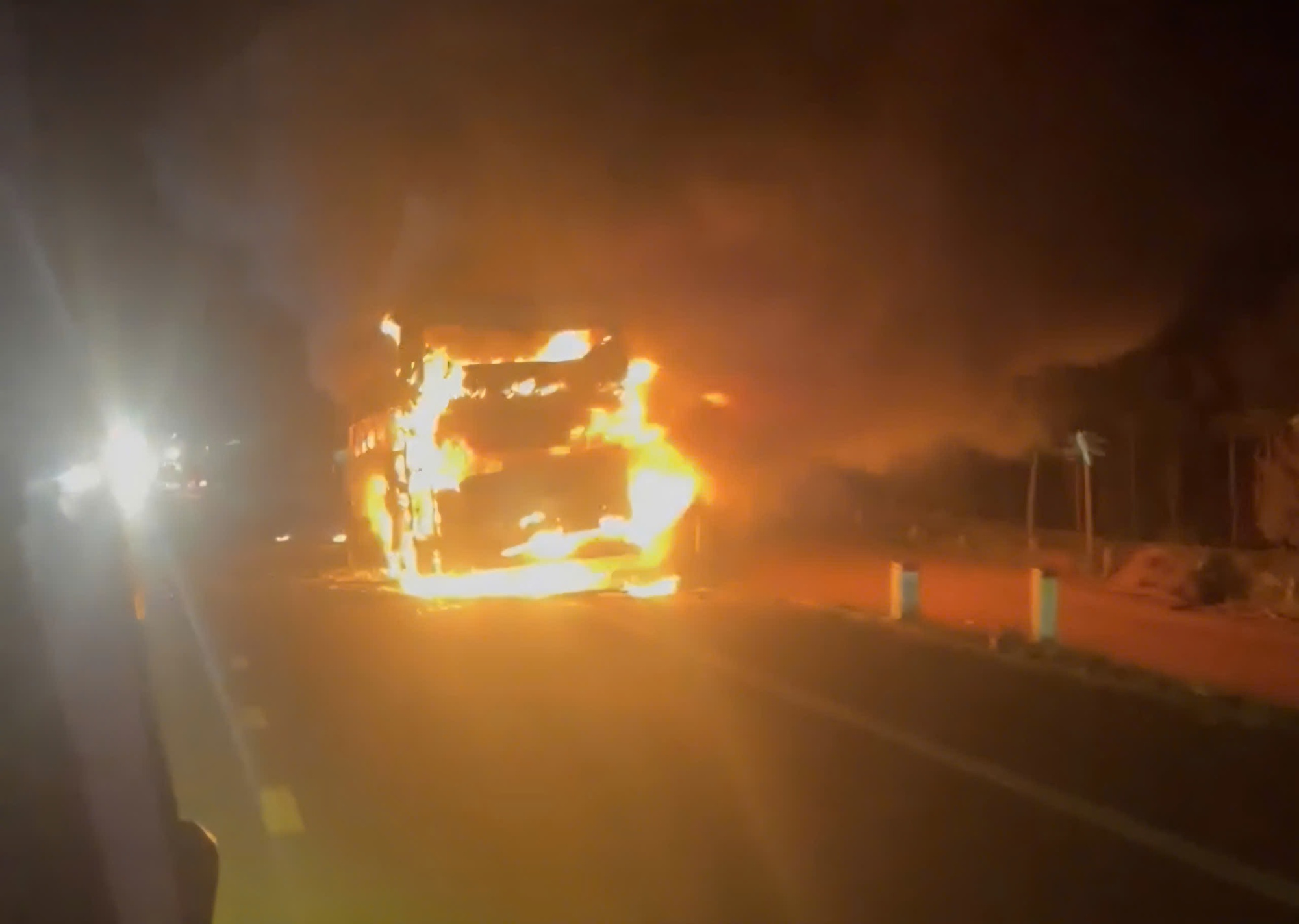 CLIP: Xe kh&aacute;ch giường nằm chở 46 người nổ lốp, ch&aacute;y ng&ugrave;n ngụt trong đ&ecirc;m- Ảnh 1.