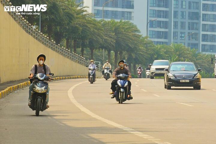 Đầu xu&acirc;n miền Bắc nắng 34&deg;C, thời tiết oi bức như giữa h&egrave;- Ảnh 2.