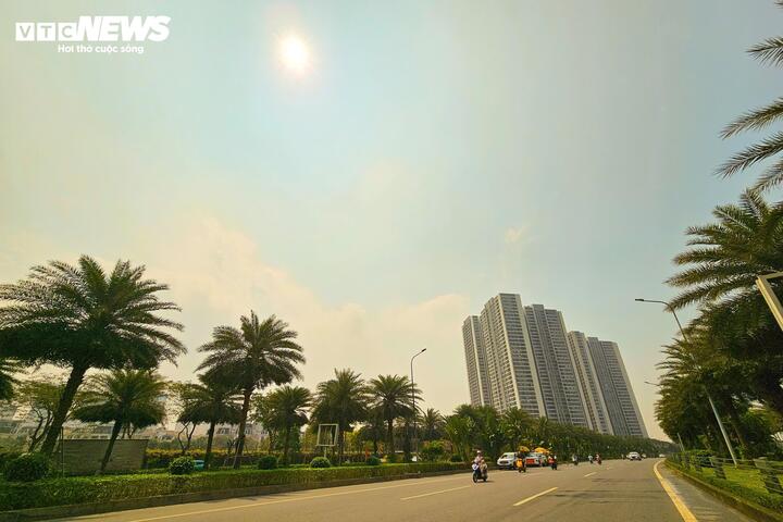 Đầu xu&acirc;n miền Bắc nắng 34&deg;C, thời tiết oi bức như giữa h&egrave;- Ảnh 1.