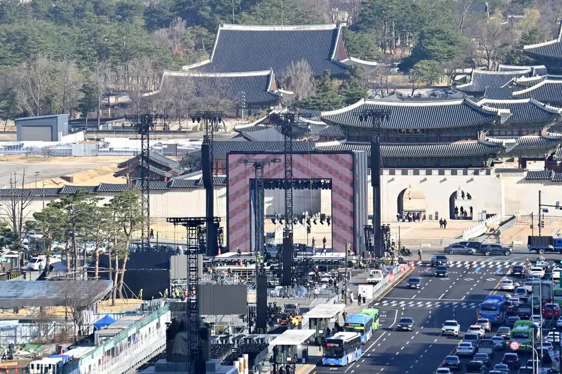 "Cỗ m&aacute;y in tiền" BTS t&aacute;i xuất: Một tiếng biểu diễn tại Seoul khiến cả thế giới đổ dồn t&uacute;i tiền về H&agrave;n Quốc, ch&iacute;nh phủ n&acirc;ng mức cảnh b&aacute;o khủng bố- Ảnh 5.