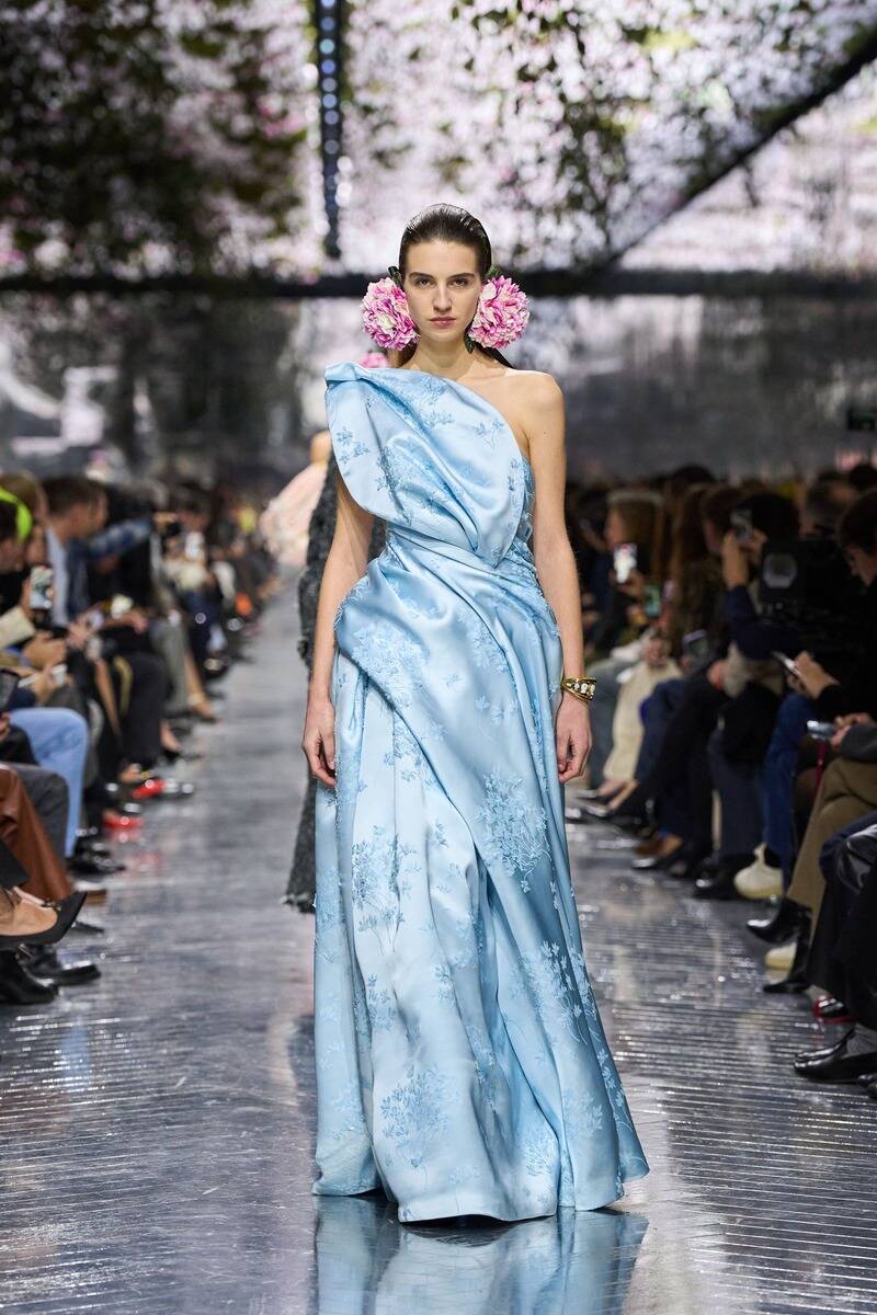 Ice Blue: M&agrave;u xanh &ldquo;băng gi&aacute;&rdquo; n&agrave;y chắc chắn phải xuất hiện trong tủ đồ 2026 của bạn!- Ảnh 3.