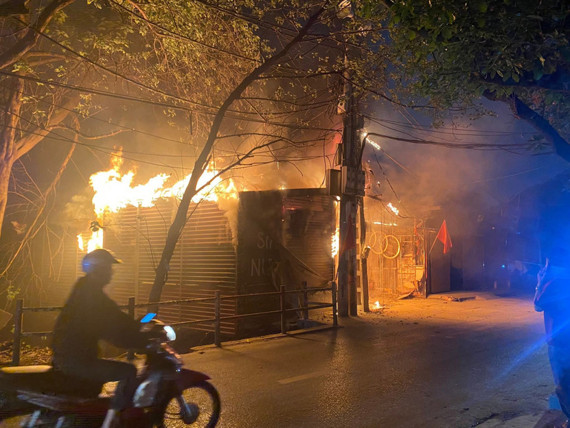 Ch&aacute;y qu&aacute;n c&agrave; ph&ecirc; "h&aacute;t cho nhau nghe"- Ảnh 1.