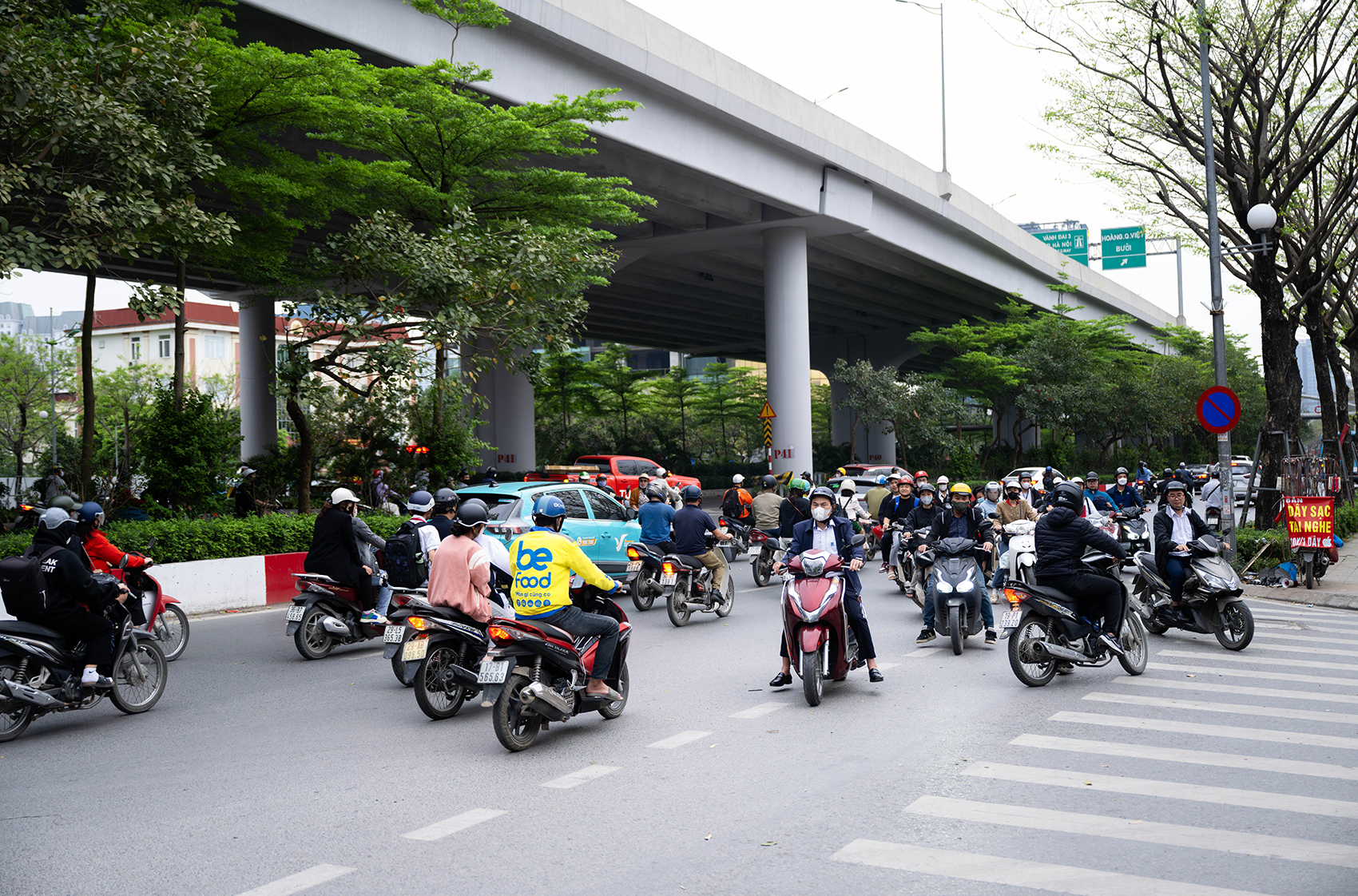 Ảnh, clip: Xe máy nối đuôi nhau, rồng rắn đi ngược chiều ở Hà Nội- Ảnh 1. Ảnh, clip: Xe máy nối đuôi nhau, rồng rắn đi ngược chiều ở Hà Nội- Ảnh 1.