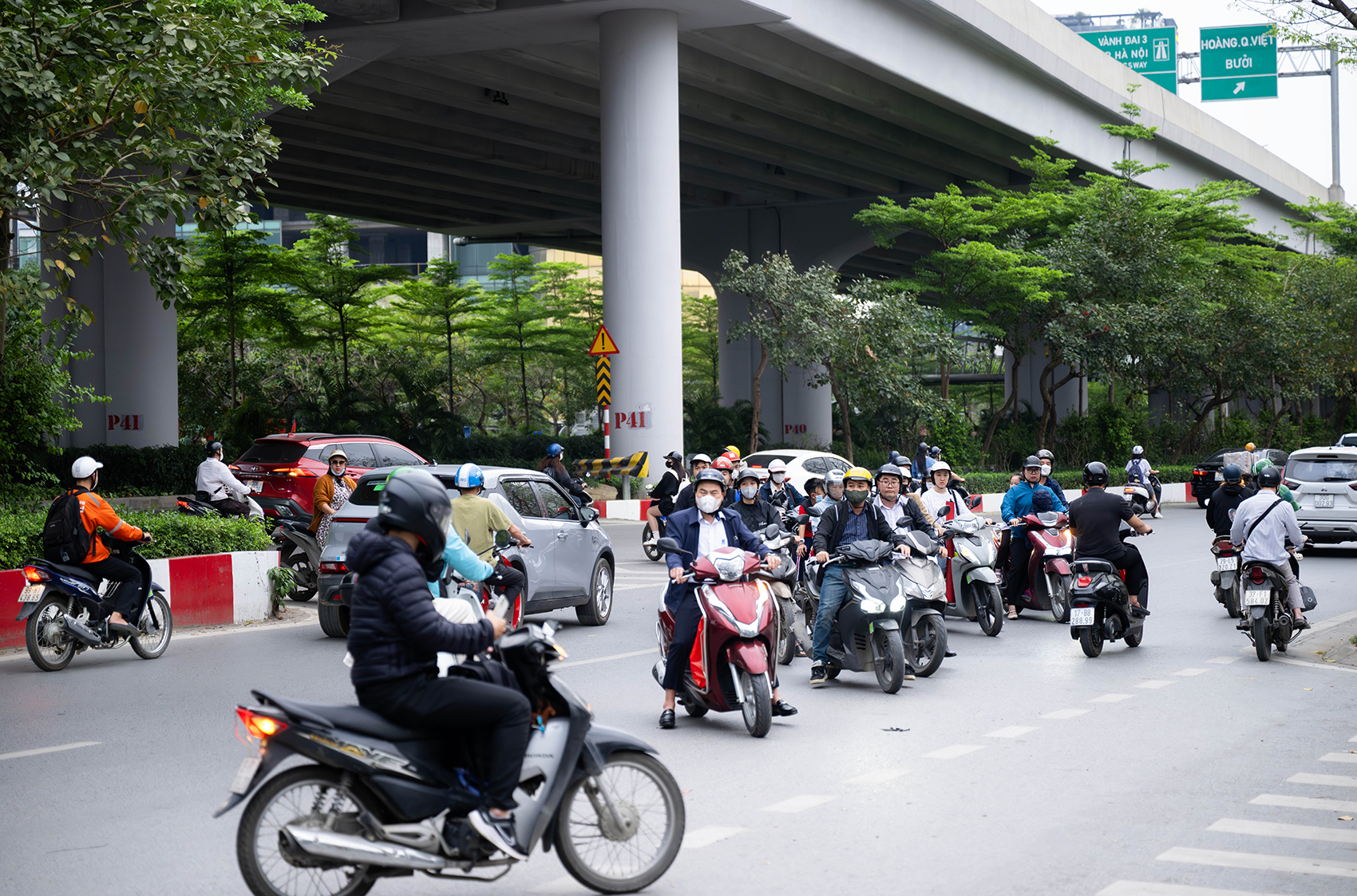 Ảnh, clip: Xe máy nối đuôi nhau, rồng rắn đi ngược chiều ở Hà Nội- Ảnh 10. Ảnh, clip: Xe máy nối đuôi nhau, rồng rắn đi ngược chiều ở Hà Nội- Ảnh 10.