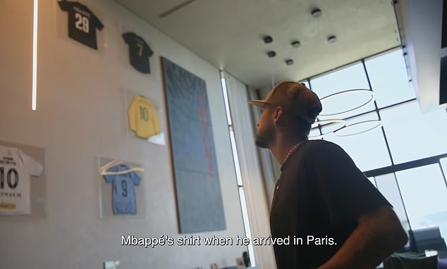 Đột nhập biệt thự của Neymar: Trực thăng ri&ecirc;ng, ph&ograve;ng game khủng v&agrave; những b&iacute; mật về Messi, Ronaldo chưa từng tiết lộ- Ảnh 1.