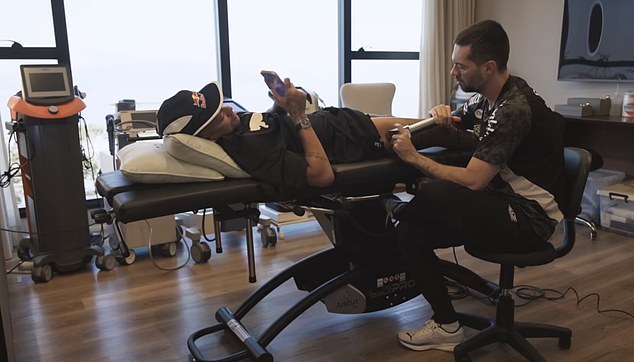 Đột nhập biệt thự của Neymar: Trực thăng ri&ecirc;ng, ph&ograve;ng game khủng v&agrave; những b&iacute; mật về Messi, Ronaldo chưa từng tiết lộ- Ảnh 2.