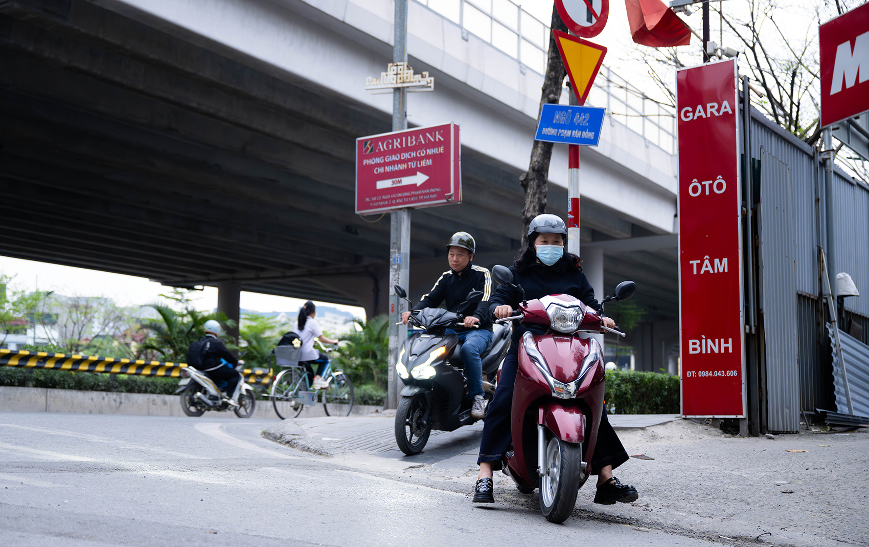 Ảnh, clip: Xe máy nối đuôi nhau, rồng rắn đi ngược chiều ở Hà Nội- Ảnh 2. Ảnh, clip: Xe máy nối đuôi nhau, rồng rắn đi ngược chiều ở Hà Nội- Ảnh 2.