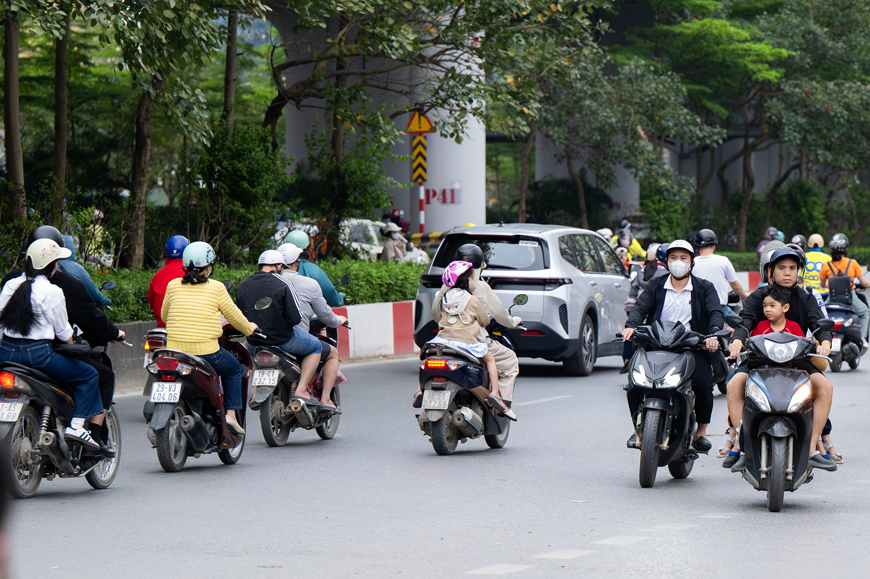 Ảnh, clip: Xe máy nối đuôi nhau, rồng rắn đi ngược chiều ở Hà Nội- Ảnh 11. Ảnh, clip: Xe máy nối đuôi nhau, rồng rắn đi ngược chiều ở Hà Nội- Ảnh 11.
