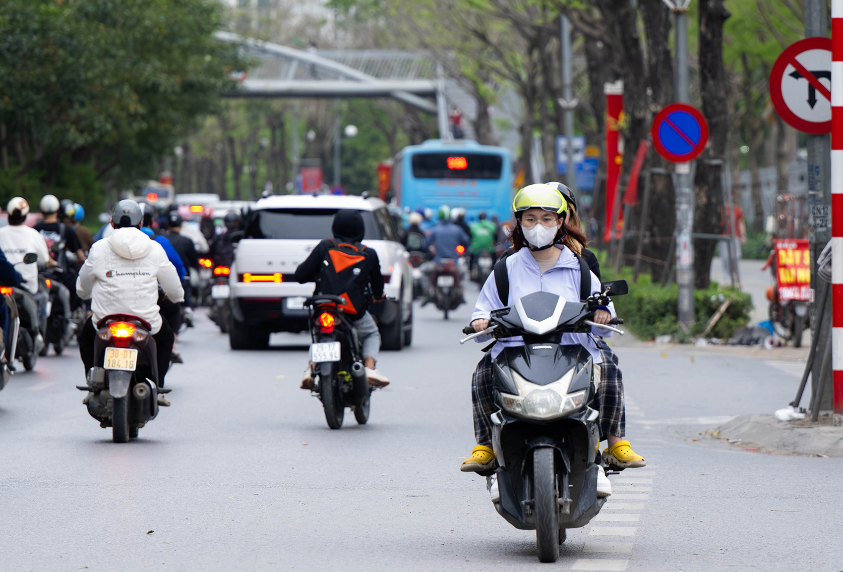 Ảnh, clip: Xe máy nối đuôi nhau, rồng rắn đi ngược chiều ở Hà Nội- Ảnh 13. Ảnh, clip: Xe máy nối đuôi nhau, rồng rắn đi ngược chiều ở Hà Nội- Ảnh 13.