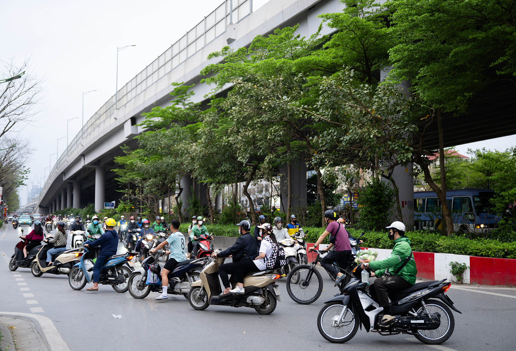 Ảnh, clip: Xe máy nối đuôi nhau, rồng rắn đi ngược chiều ở Hà Nội- Ảnh 14. Ảnh, clip: Xe máy nối đuôi nhau, rồng rắn đi ngược chiều ở Hà Nội- Ảnh 14.