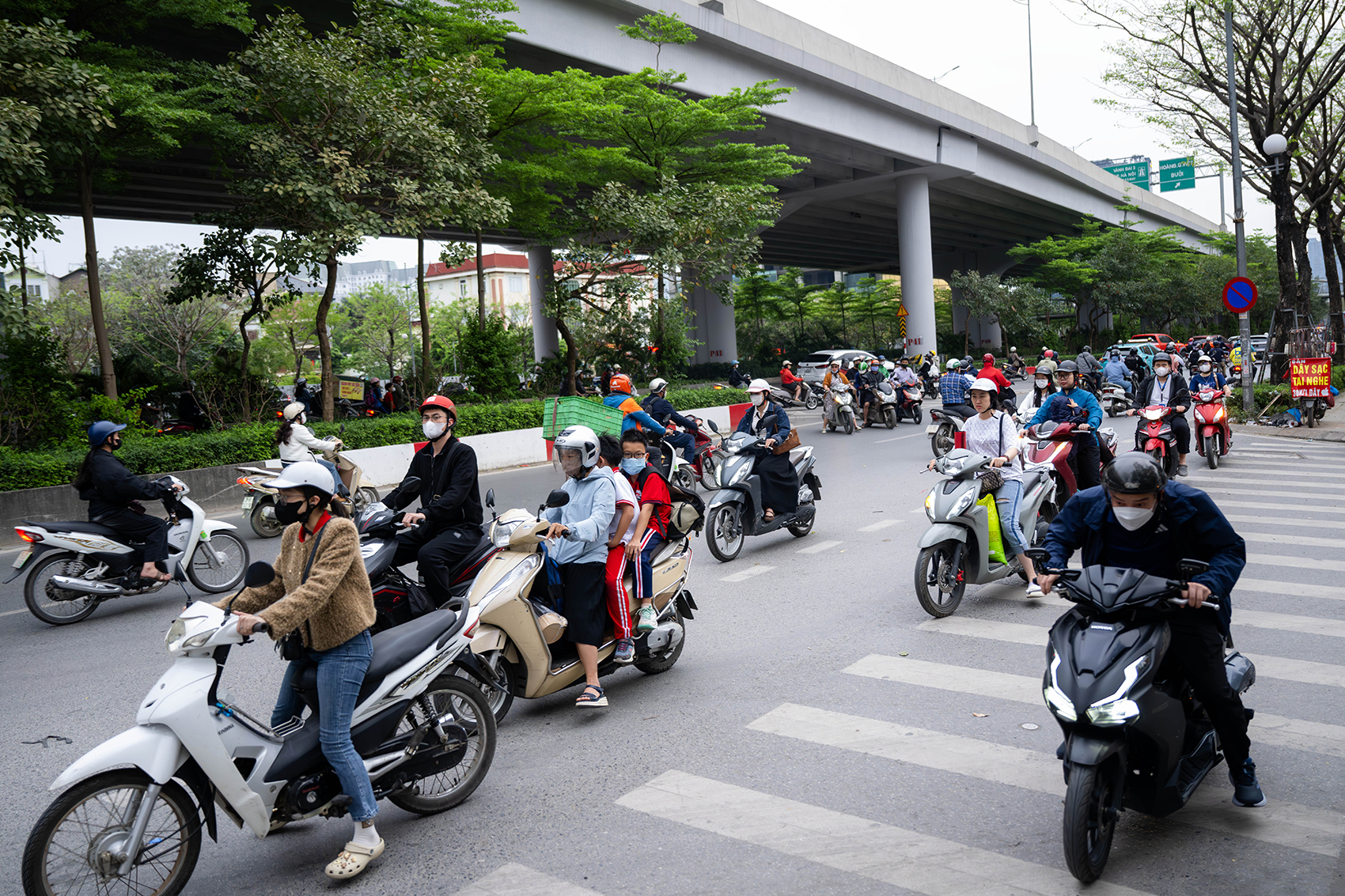 Ảnh, clip: Xe máy nối đuôi nhau, rồng rắn đi ngược chiều ở Hà Nội- Ảnh 4. Ảnh, clip: Xe máy nối đuôi nhau, rồng rắn đi ngược chiều ở Hà Nội- Ảnh 4.