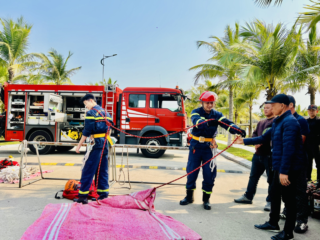 Cảnh tượng trên vịnh Hạ Long khiến nhiều người bất ngờ, nhận xét: "Chưa từng thấy bao giờ"- Ảnh 2. Cảnh tượng trên vịnh Hạ Long khiến nhiều người bất ngờ, nhận xét: "Chưa từng thấy bao giờ"- Ảnh 2.