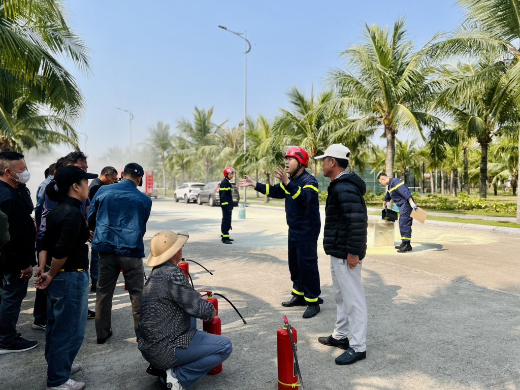 Cảnh tượng trên vịnh Hạ Long khiến nhiều người bất ngờ, nhận xét: "Chưa từng thấy bao giờ"- Ảnh 3. Cảnh tượng trên vịnh Hạ Long khiến nhiều người bất ngờ, nhận xét: "Chưa từng thấy bao giờ"- Ảnh 3.