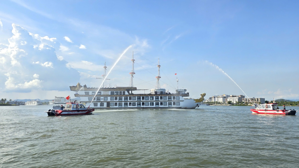 Cảnh tượng trên vịnh Hạ Long khiến nhiều người bất ngờ, nhận xét: "Chưa từng thấy bao giờ"- Ảnh 1. Cảnh tượng trên vịnh Hạ Long khiến nhiều người bất ngờ, nhận xét: "Chưa từng thấy bao giờ"- Ảnh 1.