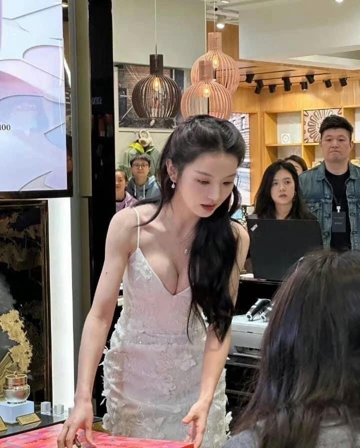 Nữ thần phim cổ trang sở hữu gương mặt ng&acirc;y thơ nhưng body bốc lửa, hễ bước đi l&agrave; c&oacute; clip viral- Ảnh 7.