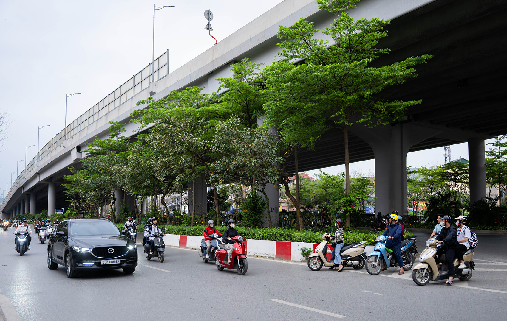 Ảnh, clip: Xe máy nối đuôi nhau, rồng rắn đi ngược chiều ở Hà Nội- Ảnh 3. Ảnh, clip: Xe máy nối đuôi nhau, rồng rắn đi ngược chiều ở Hà Nội- Ảnh 3.