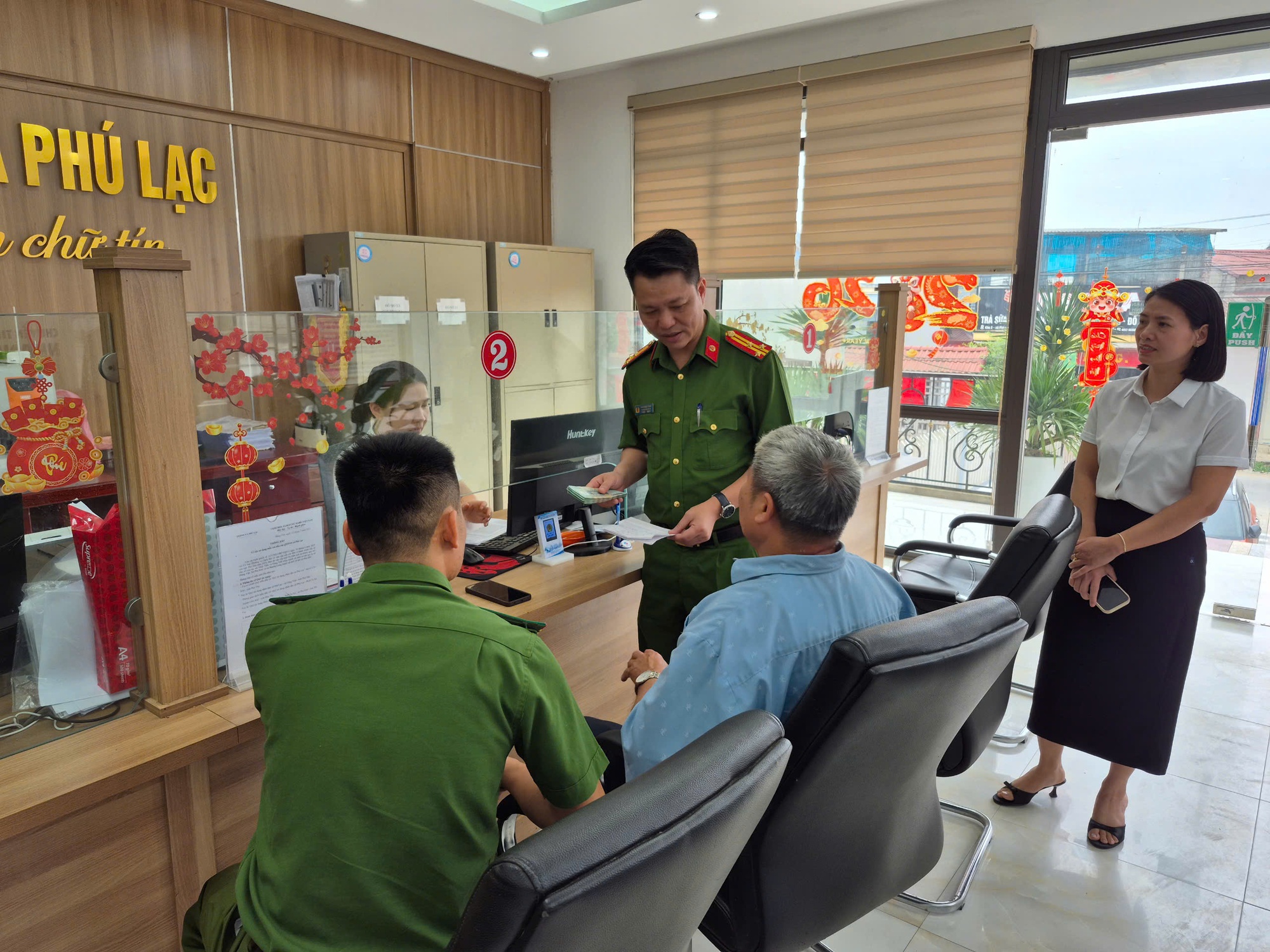 Người đ&agrave;n &ocirc;ng SN 1953 tới ng&acirc;n h&agrave;ng giao dịch 40 triệu đồng, c&ocirc;ng an ập tới x&aacute;c minh- Ảnh 2.