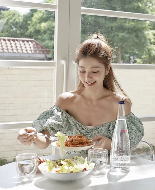 Nh&agrave; thiết kế 51 tuổi vẫn trẻ trung như thiếu nữ, h&eacute; lộ 10 th&oacute;i quen chống l&atilde;o h&oacute;a để duy tr&igrave; v&oacute;c d&aacute;ng v&agrave; l&agrave;n da- Ảnh 2.