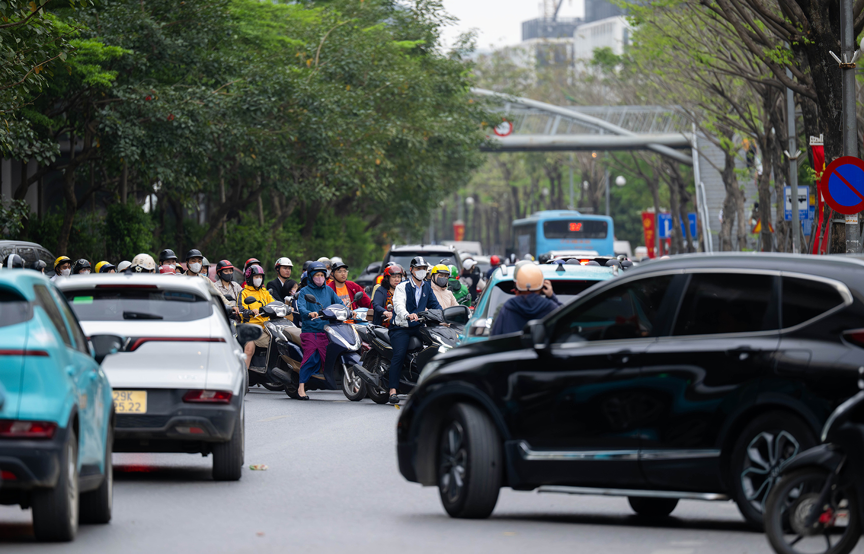 Ảnh, clip: Xe máy nối đuôi nhau, rồng rắn đi ngược chiều ở Hà Nội- Ảnh 5. Ảnh, clip: Xe máy nối đuôi nhau, rồng rắn đi ngược chiều ở Hà Nội- Ảnh 5.