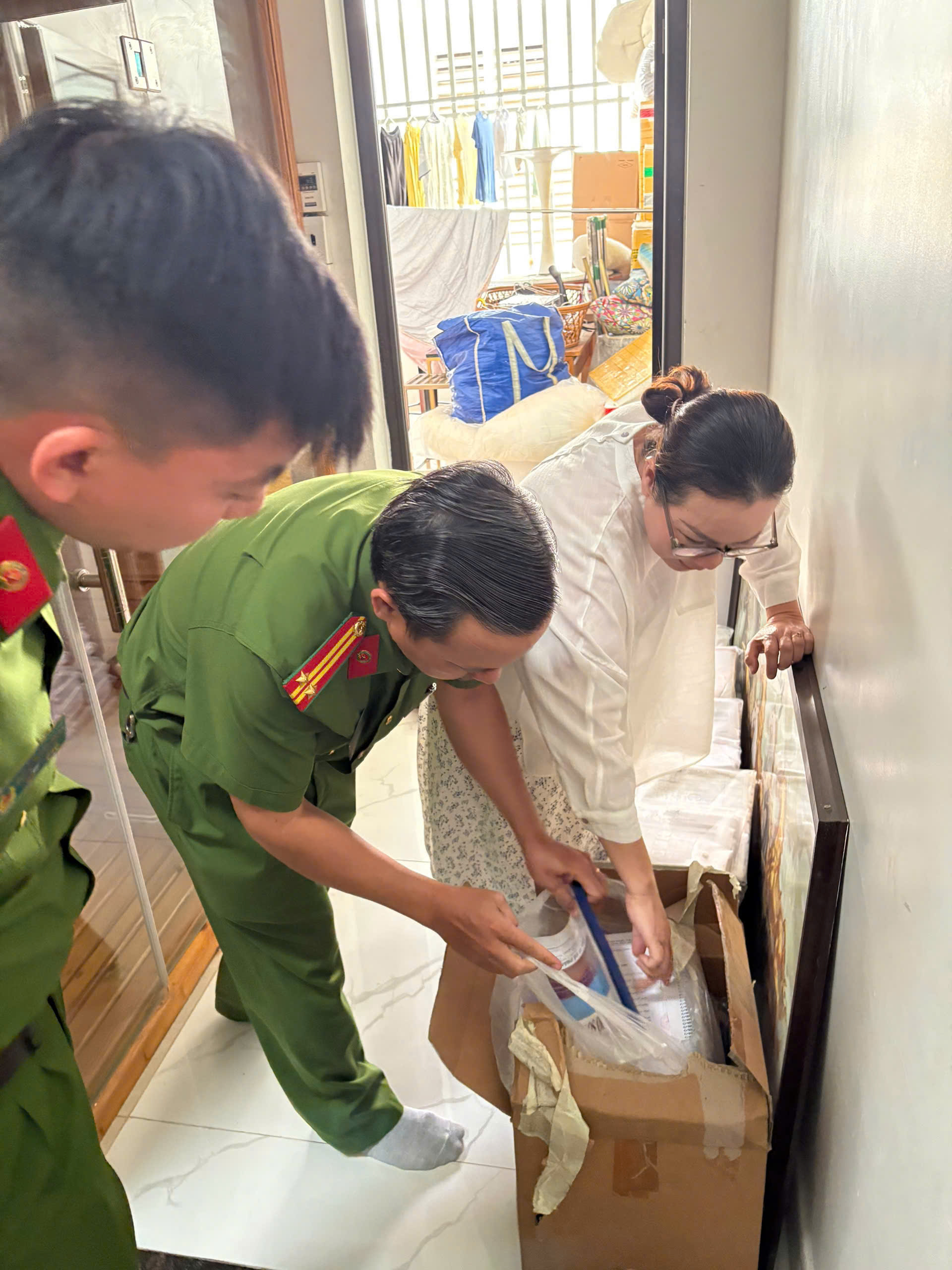 CLIP: C&ocirc;ng an TPHCM kh&aacute;m x&eacute;t nh&agrave; doanh nh&acirc;n Nguyễn Ngọc Tiền- Ảnh 5.