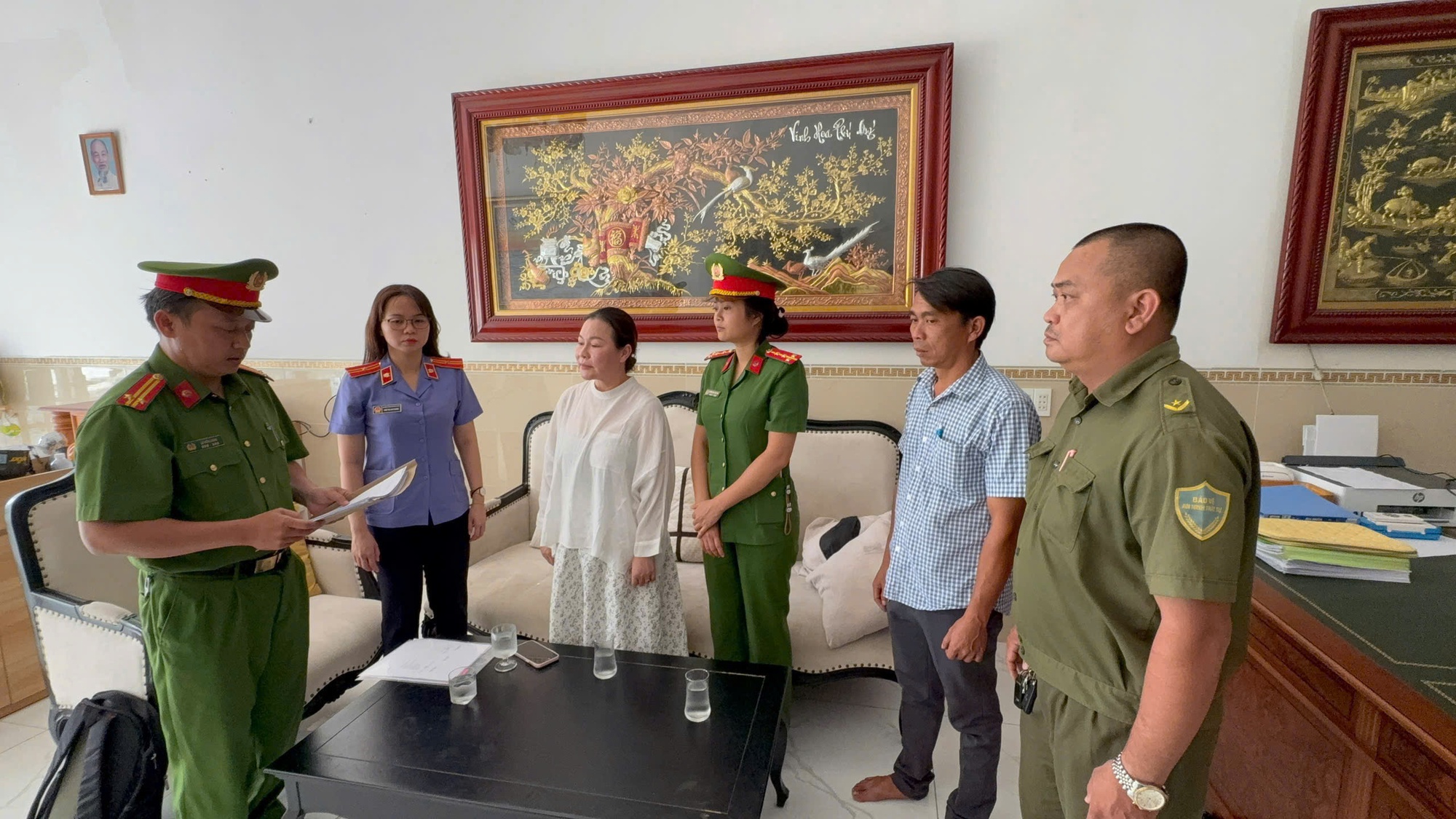 CLIP: C&ocirc;ng an TPHCM kh&aacute;m x&eacute;t nh&agrave; doanh nh&acirc;n Nguyễn Ngọc Tiền- Ảnh 1.