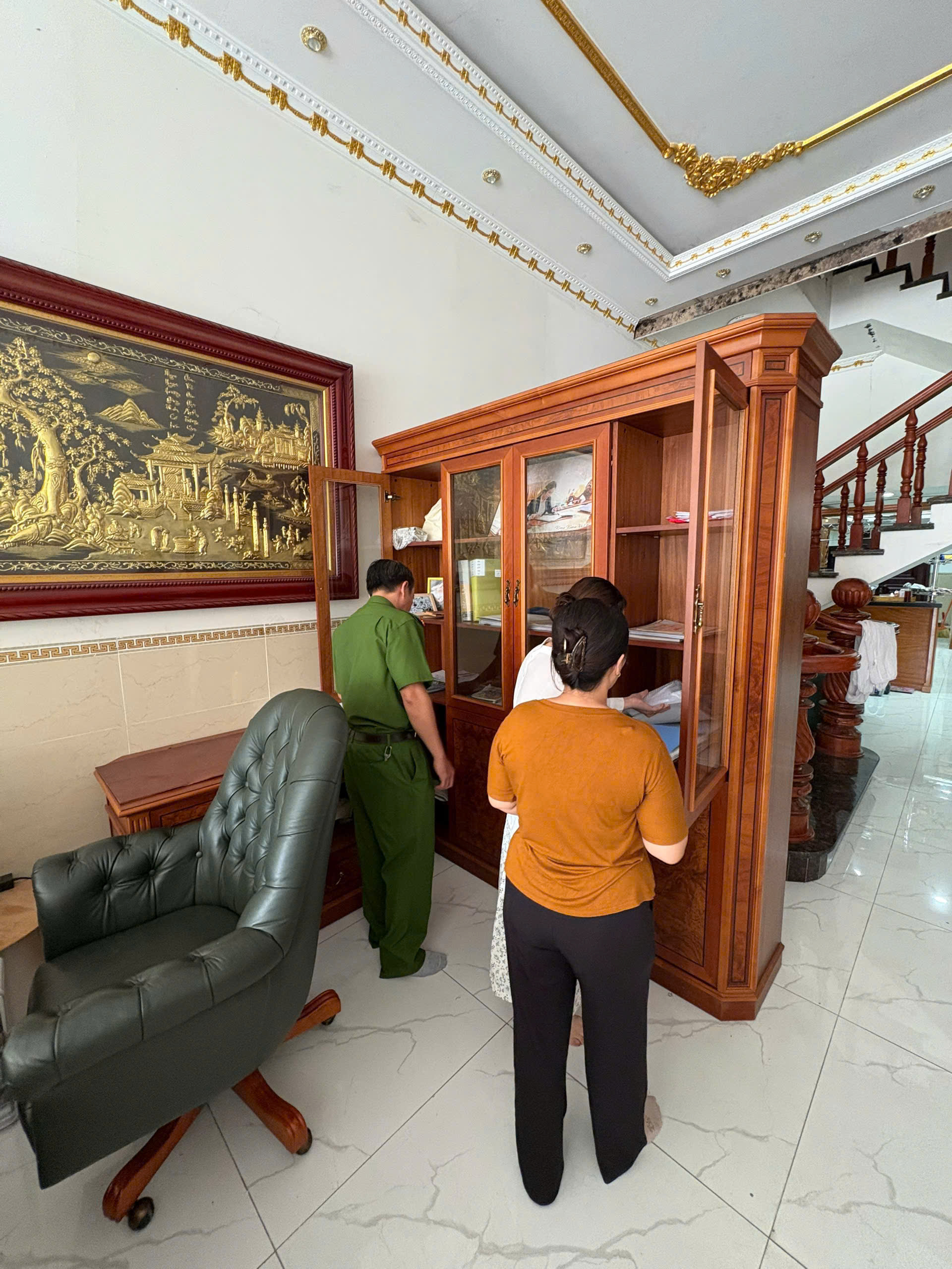 CLIP: C&ocirc;ng an TPHCM kh&aacute;m x&eacute;t nh&agrave; doanh nh&acirc;n Nguyễn Ngọc Tiền- Ảnh 2.