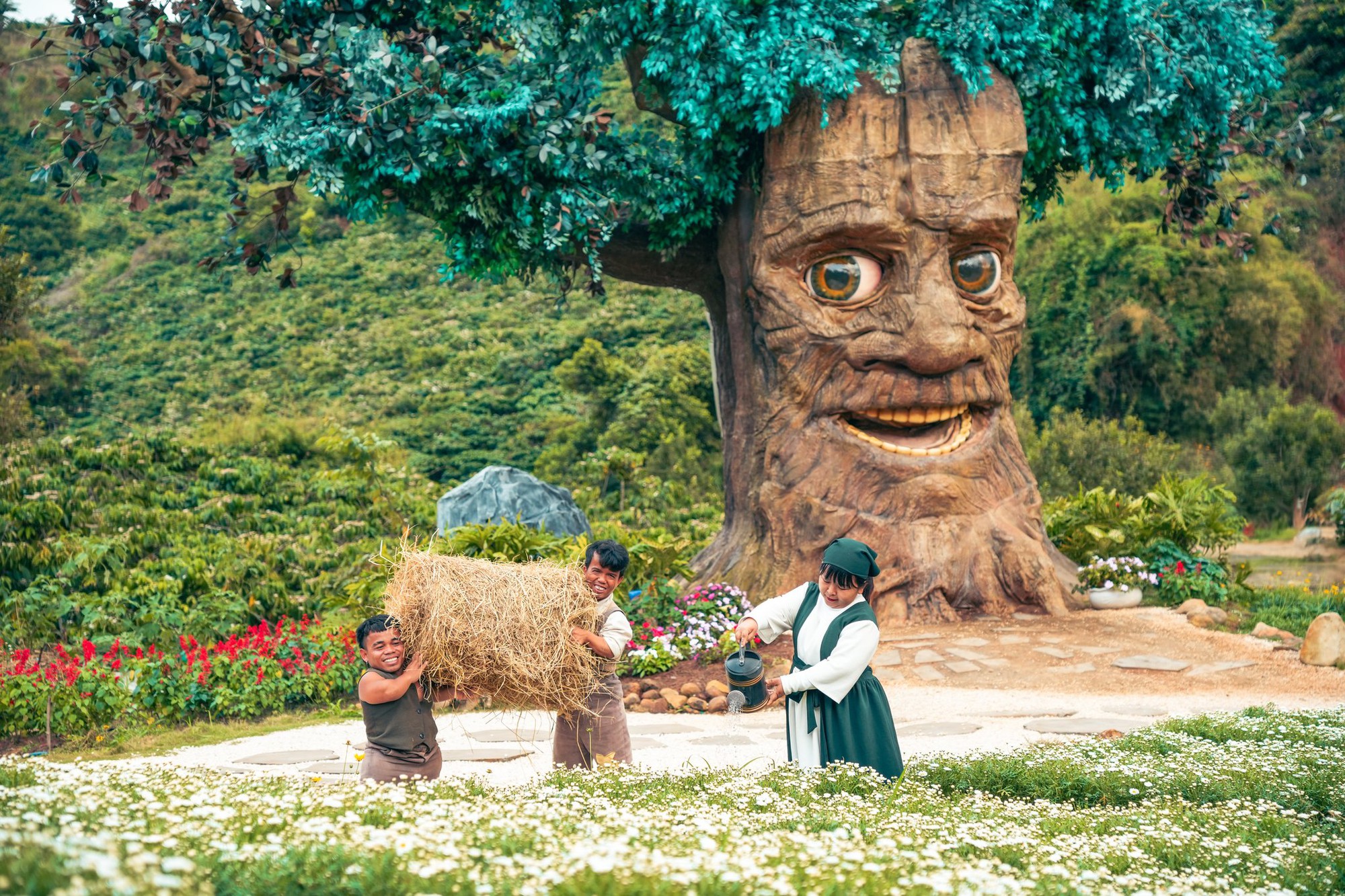 B&ecirc;n trong ng&ocirc;i l&agrave;ng người l&ugrave;n kỳ lạ nhất Đ&agrave; Lạt, rộng 6ha to&agrave;n những c&ocirc;ng tr&igrave;nh "giật g&acirc;n"- Ảnh 6.