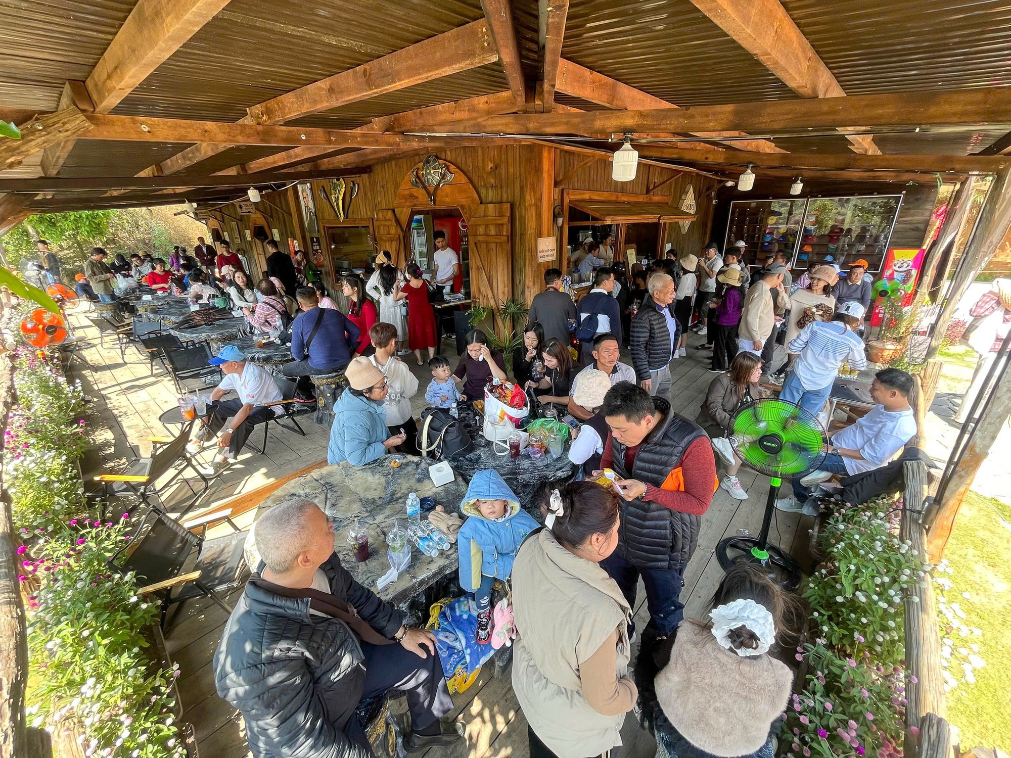 B&ecirc;n trong ng&ocirc;i l&agrave;ng người l&ugrave;n kỳ lạ nhất Đ&agrave; Lạt, rộng 6ha to&agrave;n những c&ocirc;ng tr&igrave;nh "giật g&acirc;n"- Ảnh 8.