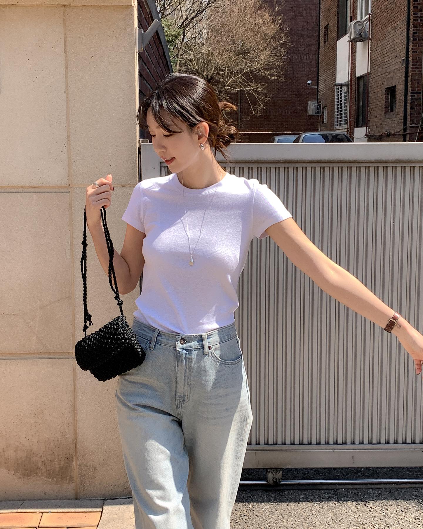 5 c&aacute;ch mặc &aacute;o thun theo style tối giản, &aacute;p dụng ở nơi n&agrave;o cũng s&agrave;nh điệu- Ảnh 7.