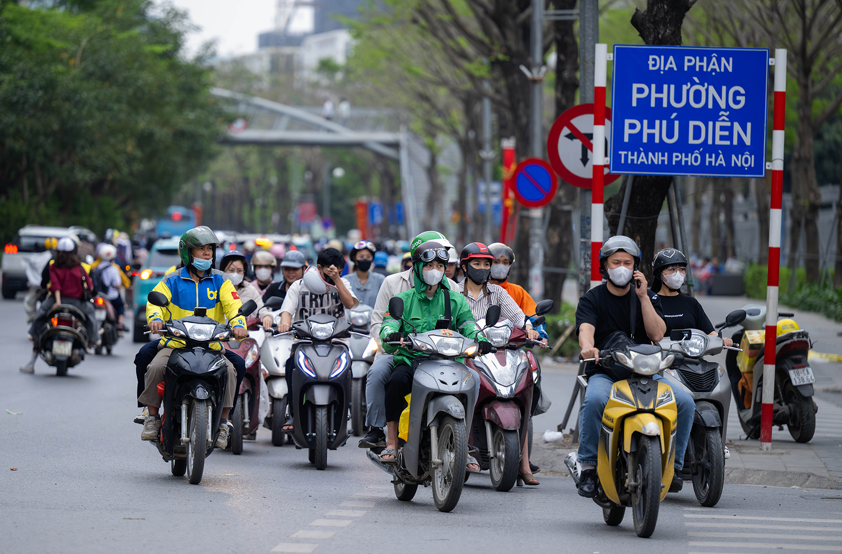 Ảnh, clip: Xe máy nối đuôi nhau, rồng rắn đi ngược chiều ở Hà Nội- Ảnh 9. Ảnh, clip: Xe máy nối đuôi nhau, rồng rắn đi ngược chiều ở Hà Nội- Ảnh 9.