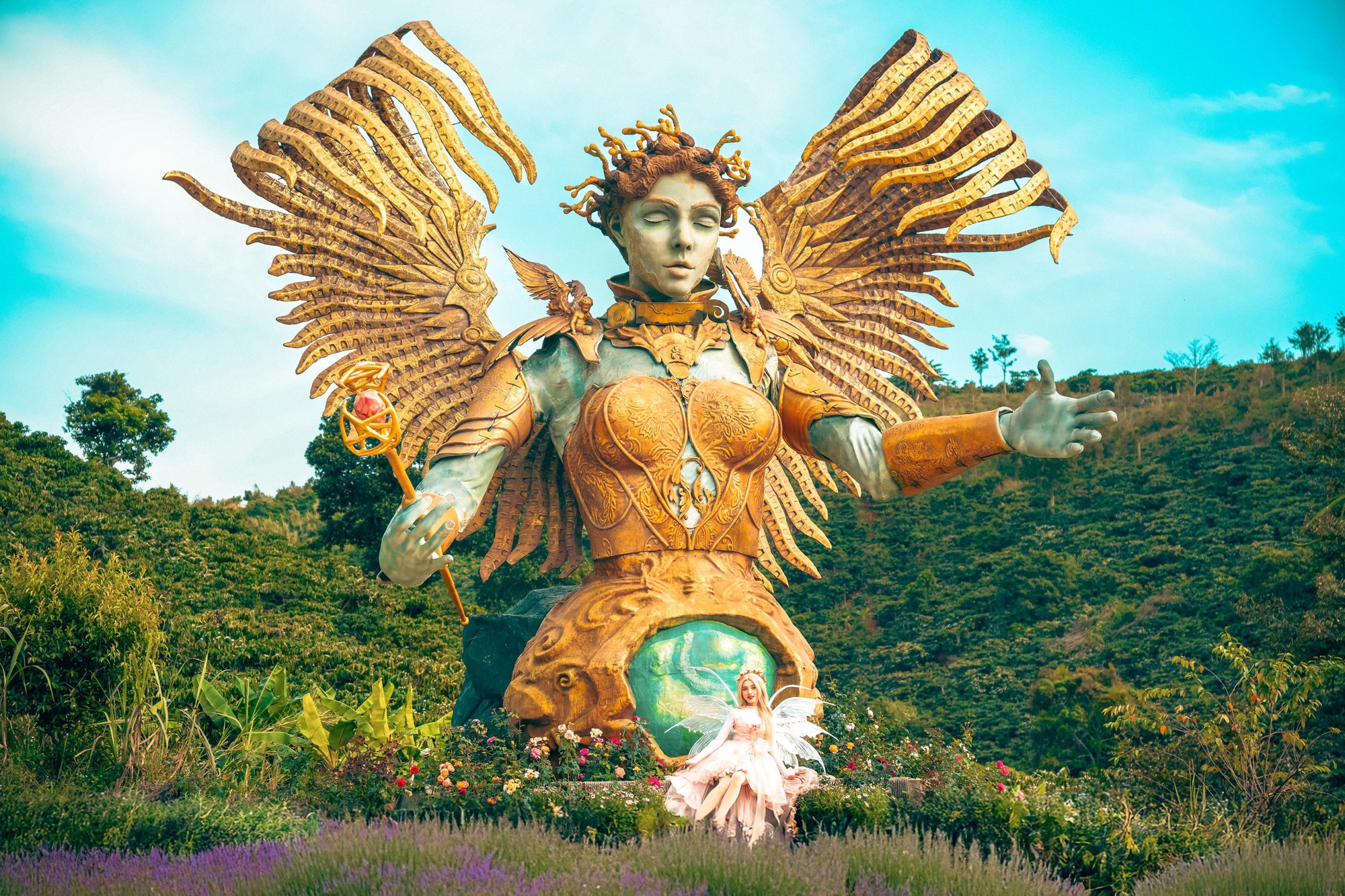 B&ecirc;n trong ng&ocirc;i l&agrave;ng người l&ugrave;n kỳ lạ nhất Đ&agrave; Lạt, rộng 6ha to&agrave;n những c&ocirc;ng tr&igrave;nh "giật g&acirc;n"- Ảnh 2.