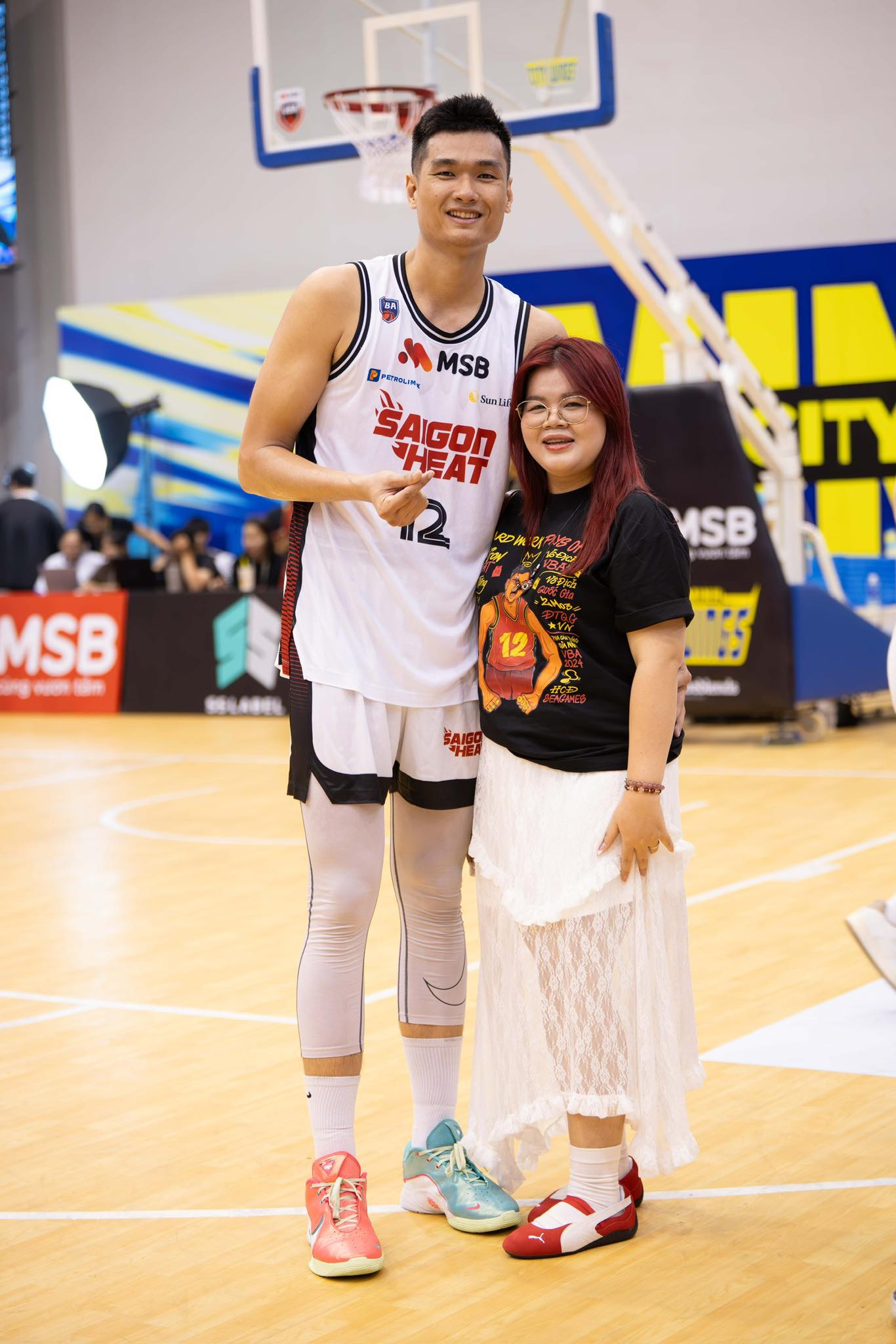 H&ocirc;n nh&acirc;n của ch&agrave;ng trai miền T&acirc;y cao 2m03 v&agrave; vợ bị cho l&agrave; "ch&ecirc;nh lệch": Chăm chồng như em b&eacute;!- Ảnh 3.