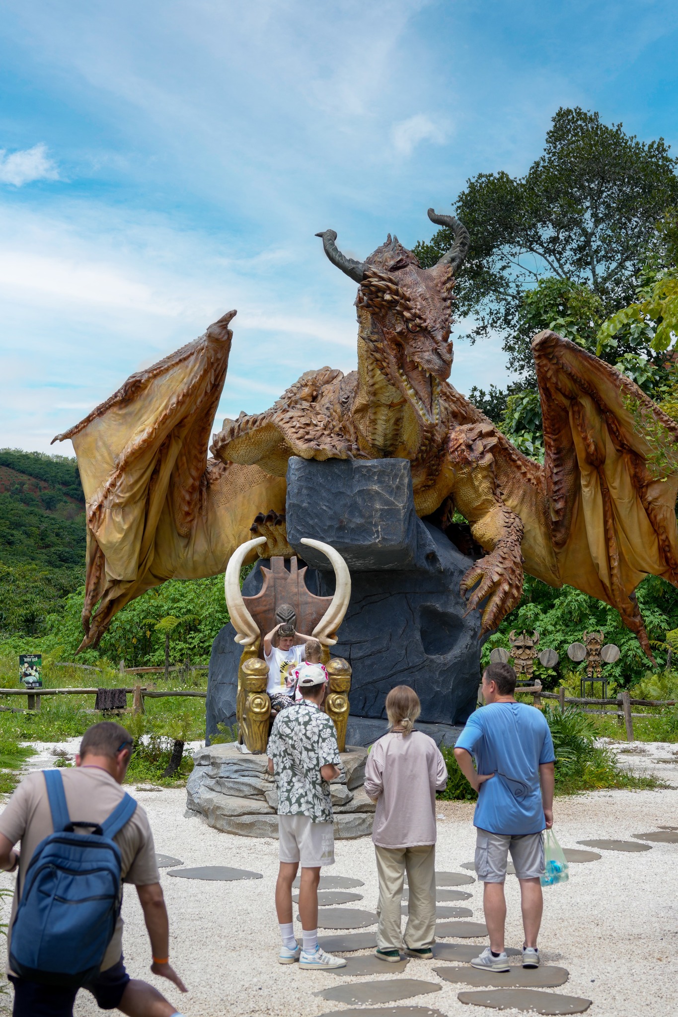 B&ecirc;n trong ng&ocirc;i l&agrave;ng người l&ugrave;n kỳ lạ nhất Đ&agrave; Lạt, rộng 6ha to&agrave;n những c&ocirc;ng tr&igrave;nh "giật g&acirc;n"- Ảnh 3.