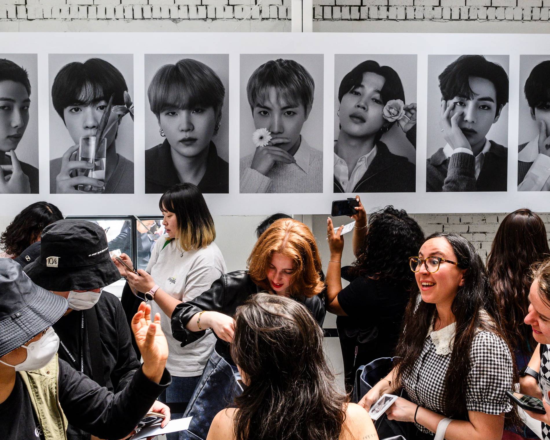 "Cỗ m&aacute;y in tiền" BTS t&aacute;i xuất: Một tiếng biểu diễn tại Seoul khiến cả thế giới đổ dồn t&uacute;i tiền về H&agrave;n Quốc, ch&iacute;nh phủ n&acirc;ng mức cảnh b&aacute;o khủng bố- Ảnh 1.