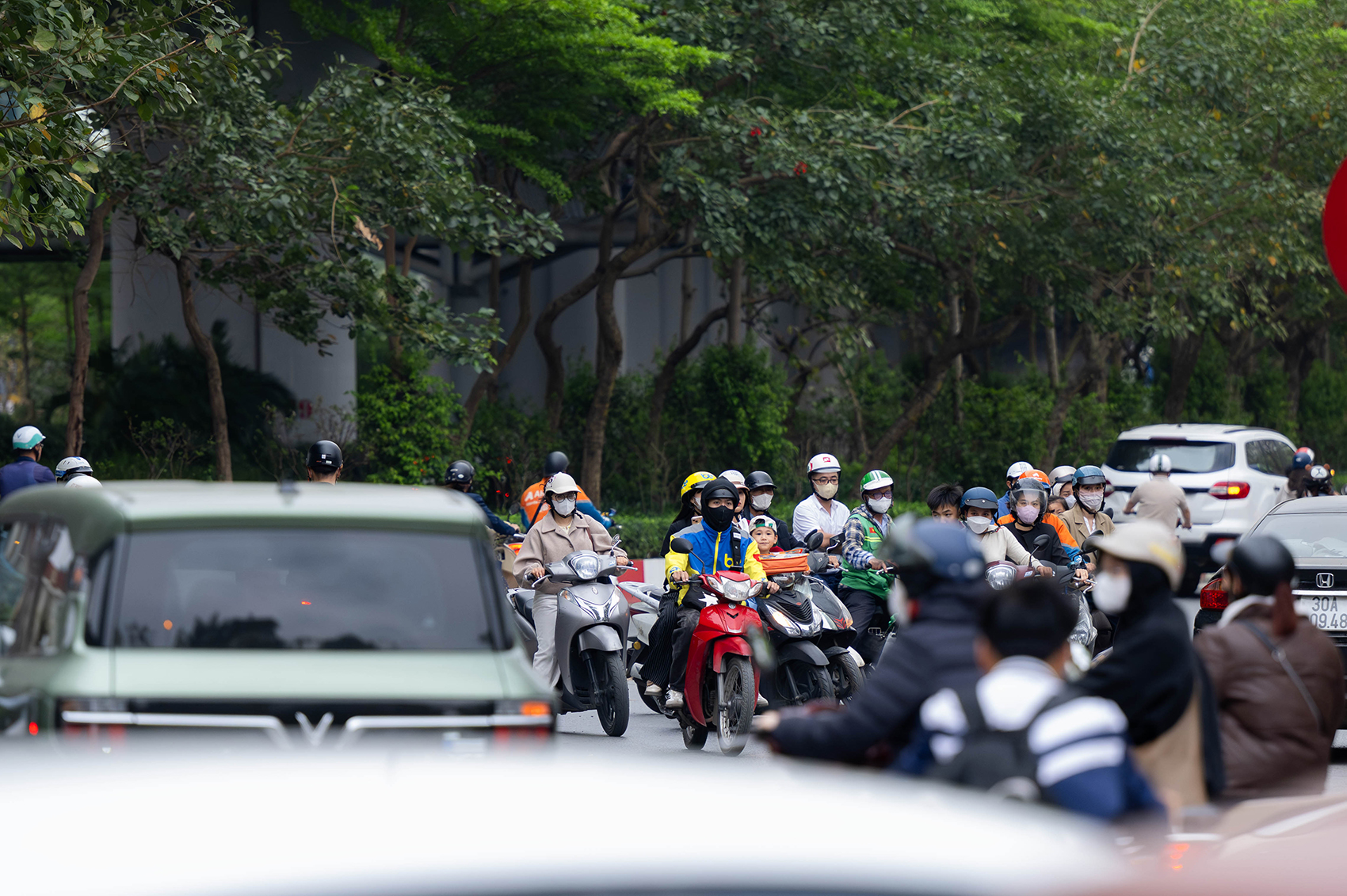 Ảnh, clip: Xe máy nối đuôi nhau, rồng rắn đi ngược chiều ở Hà Nội- Ảnh 6. Ảnh, clip: Xe máy nối đuôi nhau, rồng rắn đi ngược chiều ở Hà Nội- Ảnh 6.
