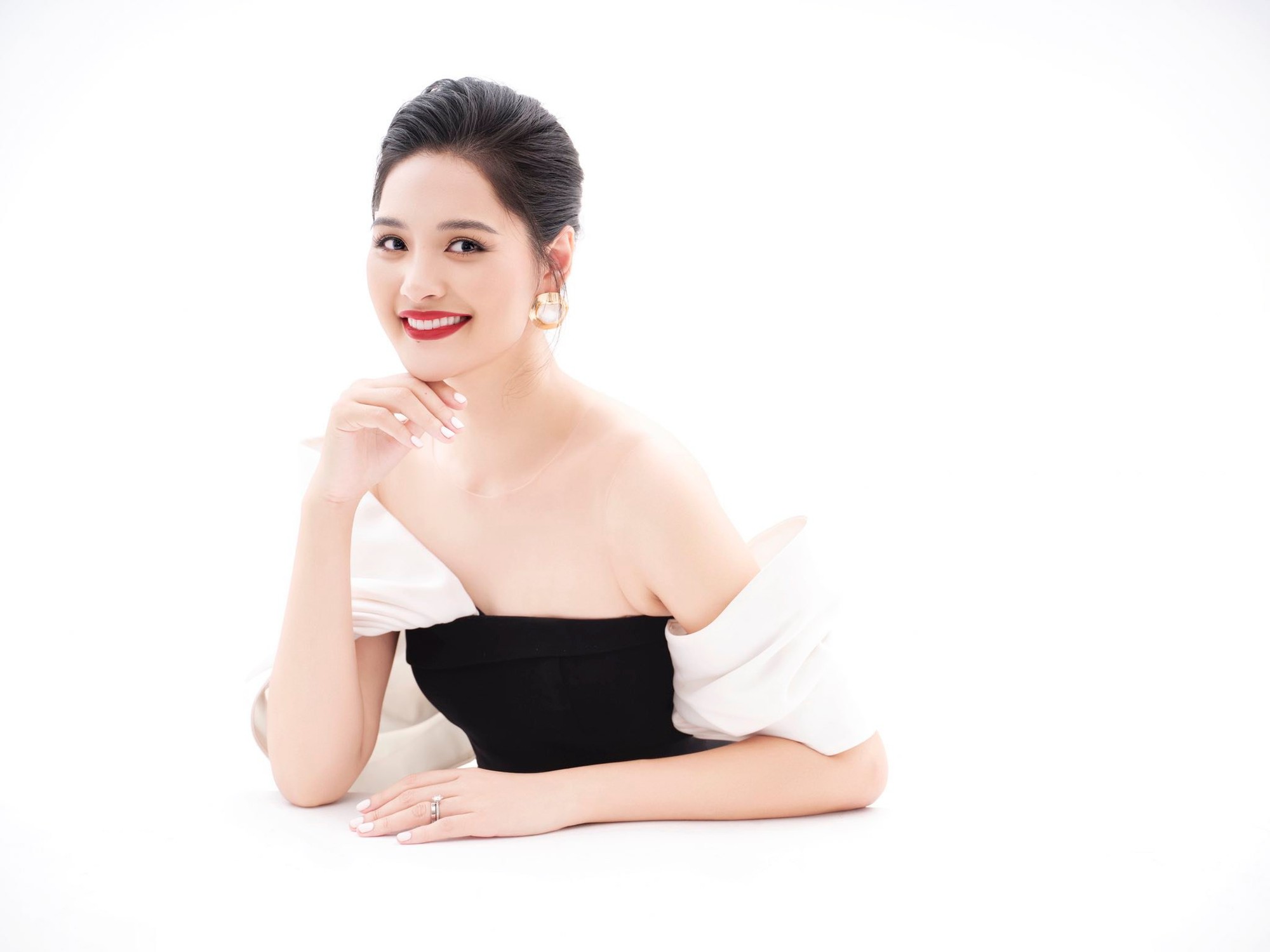 Mỹ nh&acirc;n Việt l&agrave; Hoa hậu đẹp nhất ch&acirc;u &Aacute;, c&oacute; con g&aacute;i cực phẩm: 13 tuổi cao 1m78, học h&agrave;nh giỏi như n&agrave;y!- Ảnh 1.