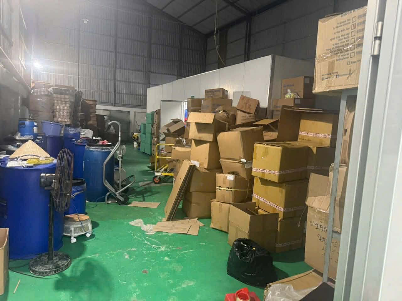 Kinh ho&agrave;ng &ldquo;c&ocirc;ng xưởng&rdquo; kem trộn giữa TP.HCM: Ph&ugrave; ph&eacute;p h&oacute;a chất rẻ tiền th&agrave;nh mỹ phẩm OLAY, ABUTINE C3C, Bạch Ngọc Li&ecirc;n, Vaseline...- Ảnh 3.