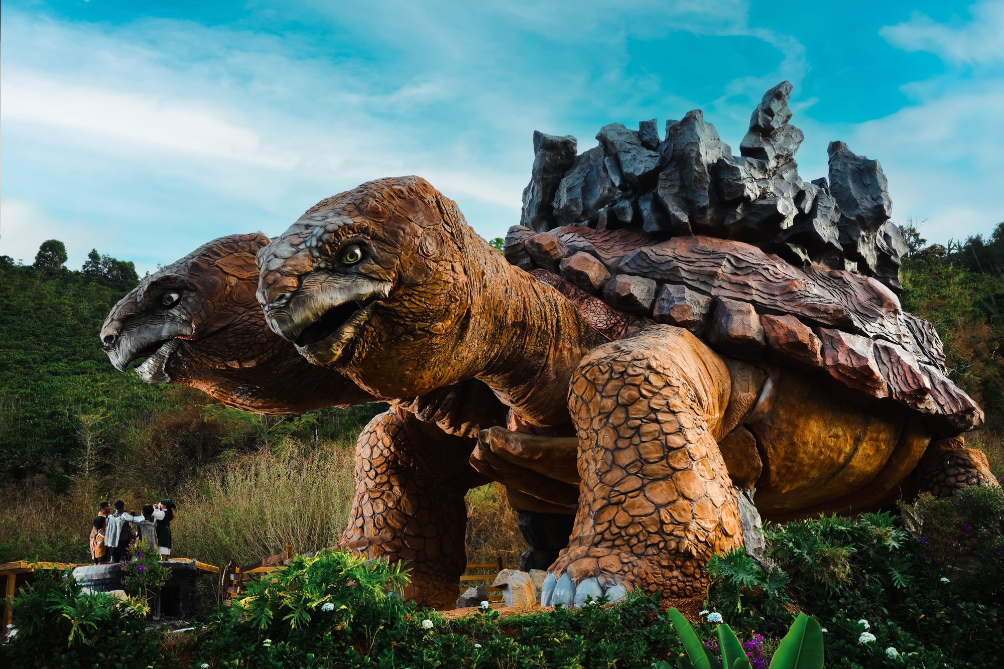 B&ecirc;n trong ng&ocirc;i l&agrave;ng người l&ugrave;n kỳ lạ nhất Đ&agrave; Lạt, rộng 6ha to&agrave;n những c&ocirc;ng tr&igrave;nh "giật g&acirc;n"- Ảnh 1.