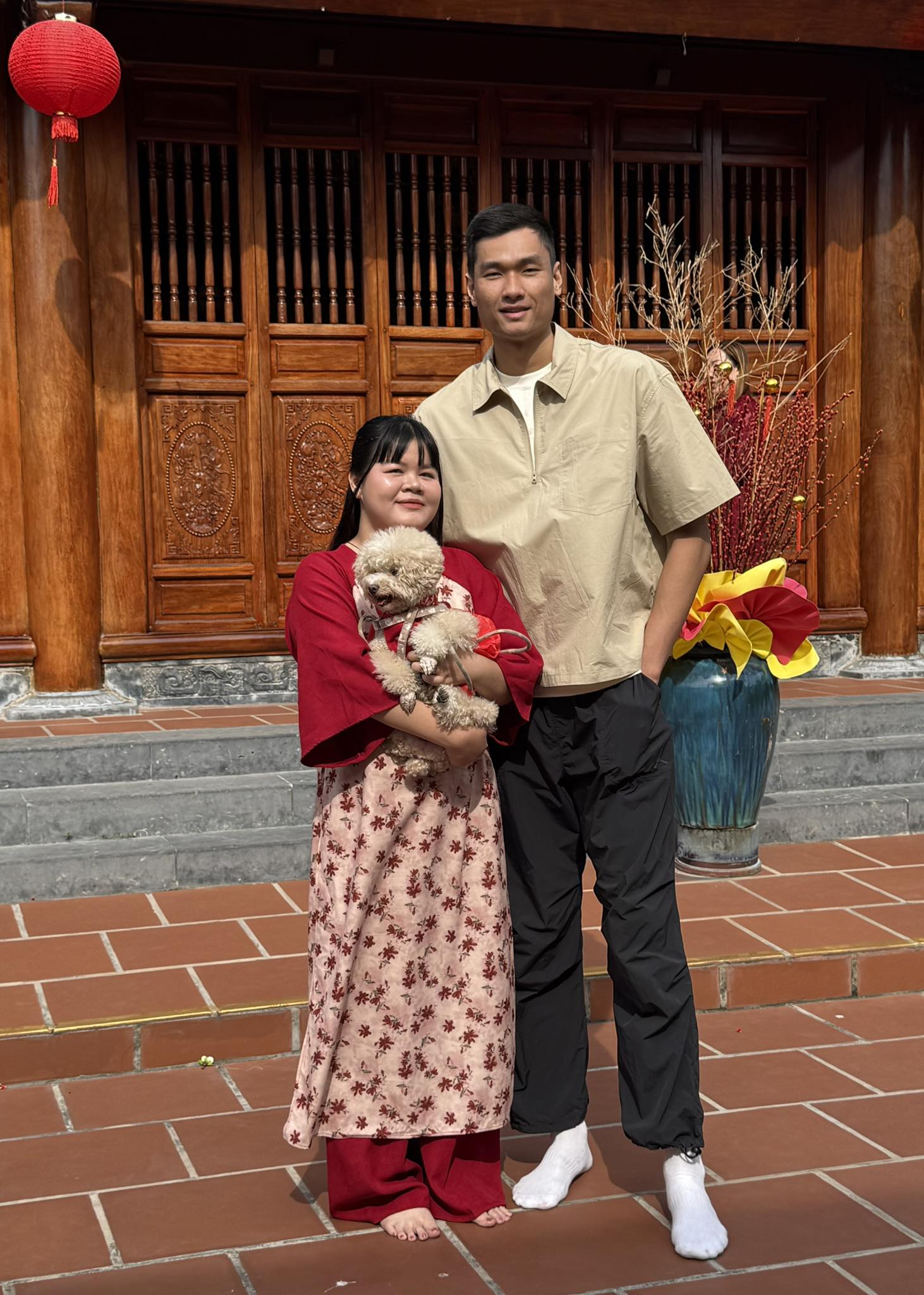 H&ocirc;n nh&acirc;n của ch&agrave;ng trai miền T&acirc;y cao 2m03 v&agrave; vợ bị cho l&agrave; "ch&ecirc;nh lệch": Chăm chồng như em b&eacute;!- Ảnh 5.